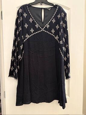 ANDREE BY UNIT Black Shell with White Embroidered Trim